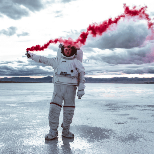 astronauta z czerwona raca
