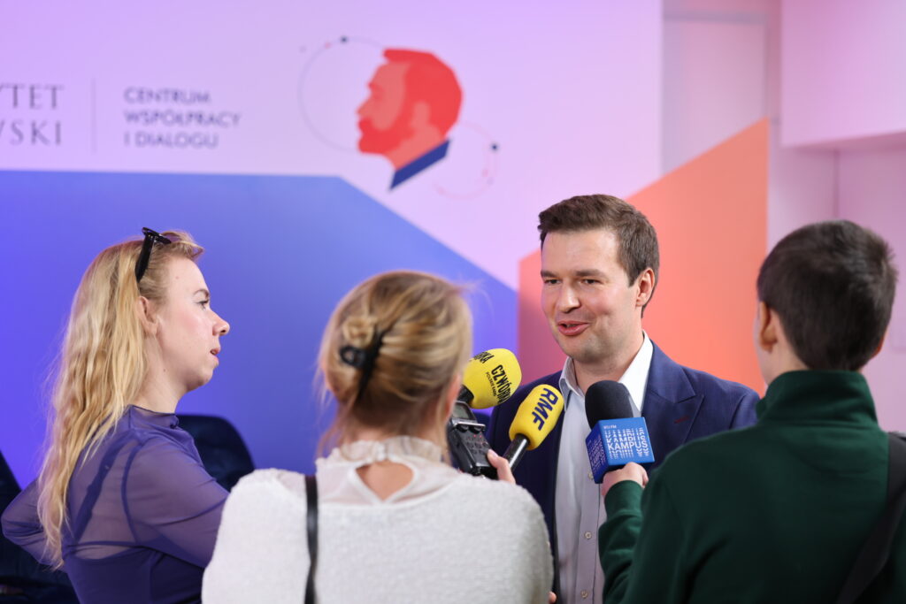 Tydzień Noblowski 2025. 8.10.2025. Prof. Lewandowski z dziennikarzami. Fot. Krystian Szczęsny.