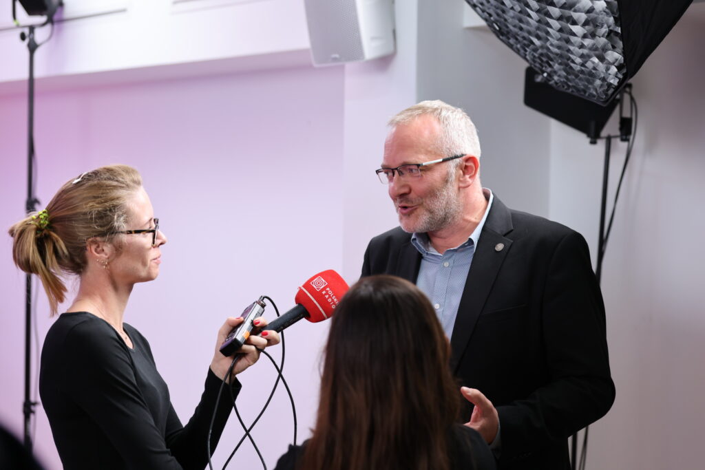 Tydzień Noblowski 2025. 8.10.2025. Prof. Sęk z dziennikarzami. Fot. Krystian Szczęsny.