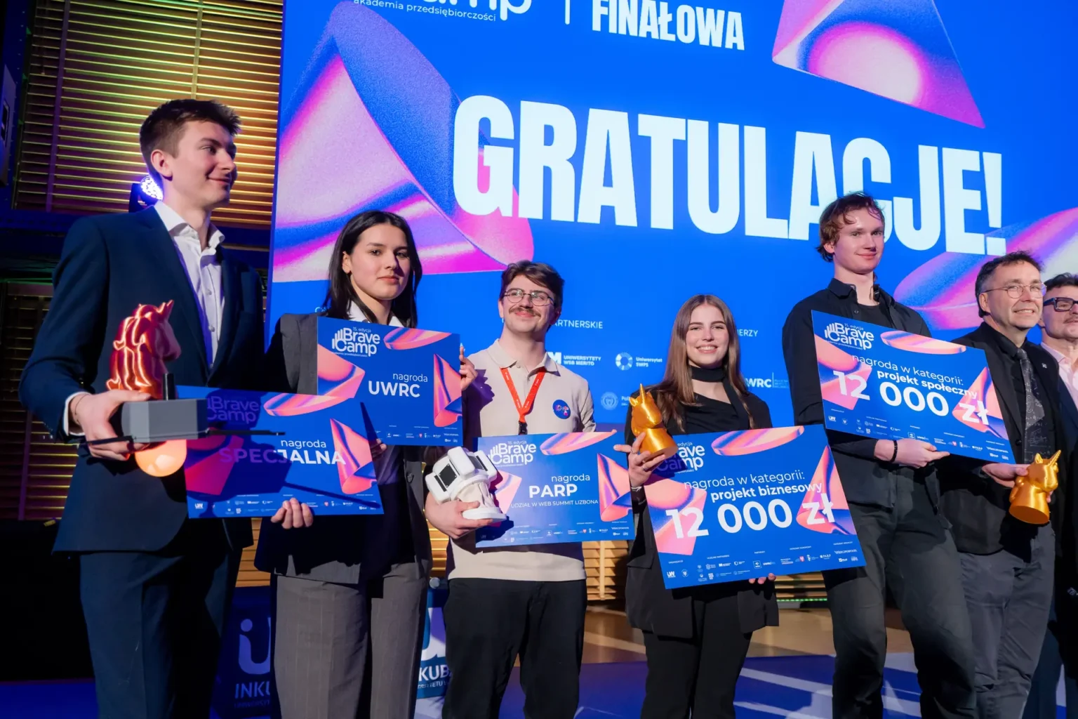 Zdjęcie pięciu laureatów 15. edycji BraveCamp Inkubatora UW