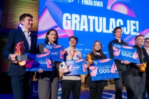 Zdjęcie pięciu laureatów 15. edycji BraveCamp Inkubatora UW