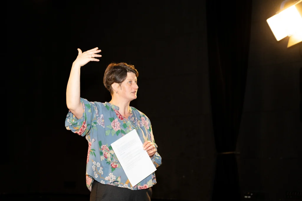 Zuzanna Solakiewicz prowadząca warsztaty dla studentów i studentek