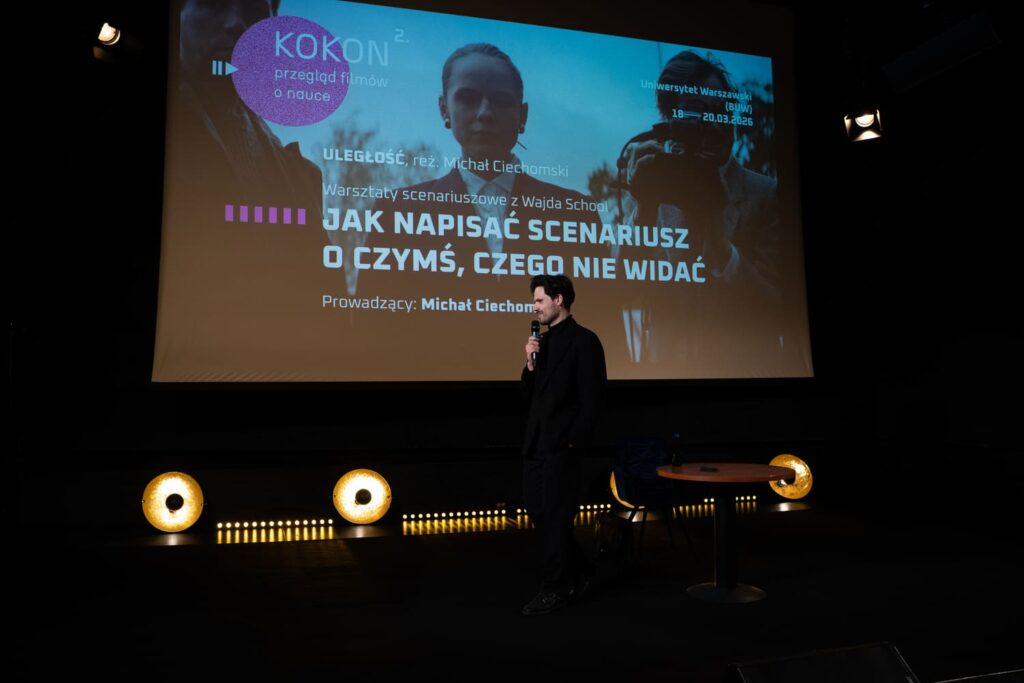 Michał Ciechomski prowadzi warsztaty scenariopisarskie. Fot. CWiD UW