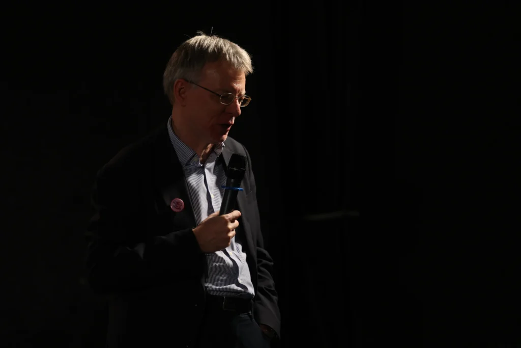 dr Bogdan Dziobkowski na scenie przed filmem „Photon”. Fot. CWiD UW
