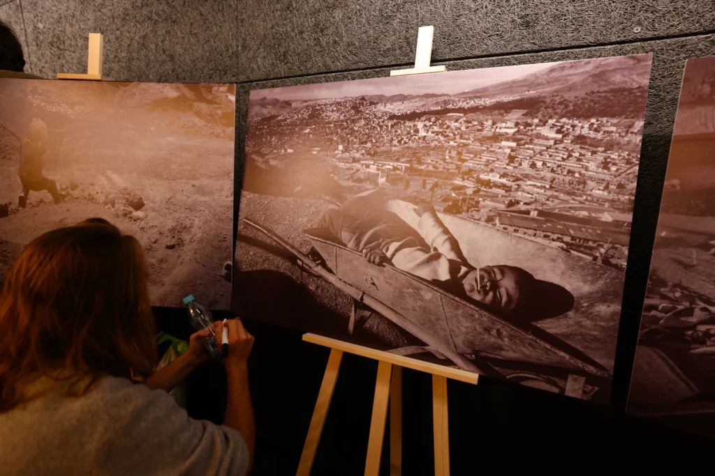 Wystawa zdjęć z filmu Silver. Fot. CWiD UW