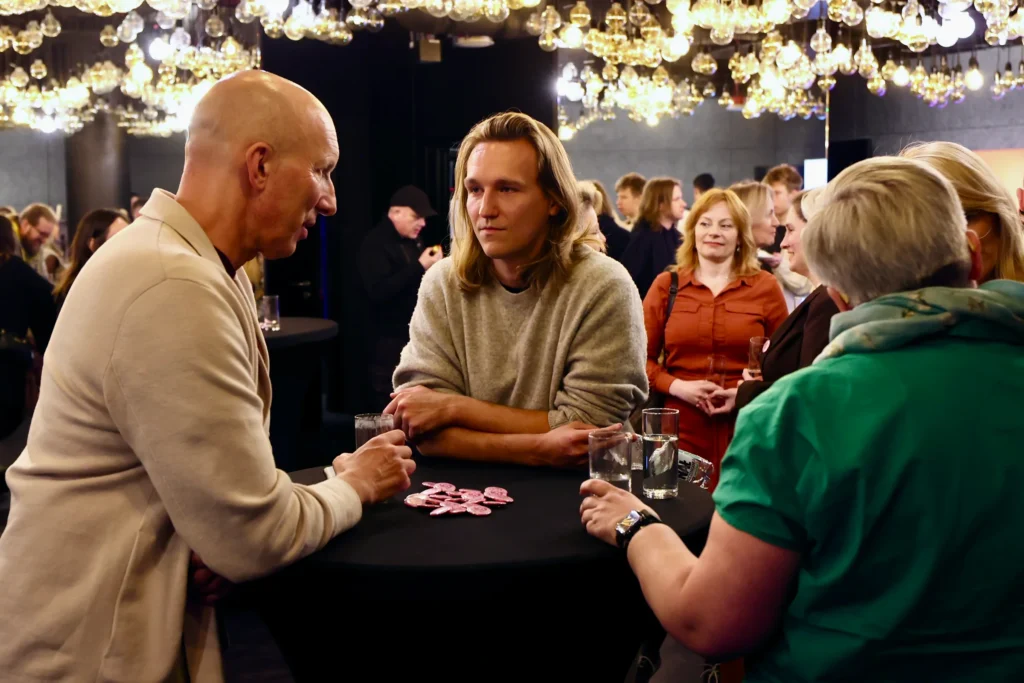 Erik Gandini, Stanisław Cuske i prof. Iwona Kurz w foyer przed pokazem. Fot. CWiD UW