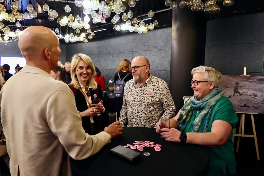 Erik Gandini, Kaja Klimek, Sławomir Łonisk i prof. Iwona Kurz w foyer przed pokazem. Fot. CWiD UW