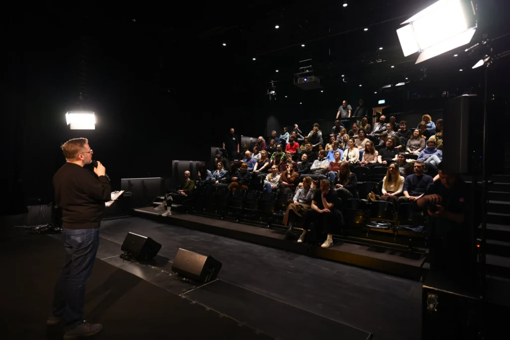 Michał Oleszczyk wita publiczność przed seansem filmu „Jesteś wszechświatem”. Fot. CWiD UW